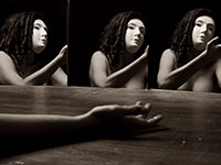 immagine in bianco e nero di nudo allo specchio