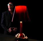 Foto del dj Piccinno dietro una lampada rossa