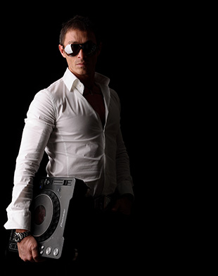 uomo con occhiali scuri, camicia bianca e giradischi professionale