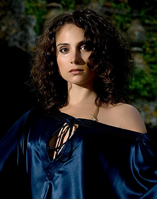 foto di ragazza con vestito blu